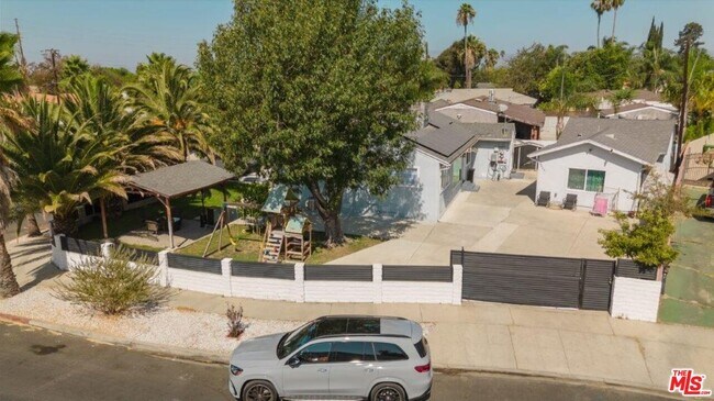 Building Photo - 9620 Woodale Ave
