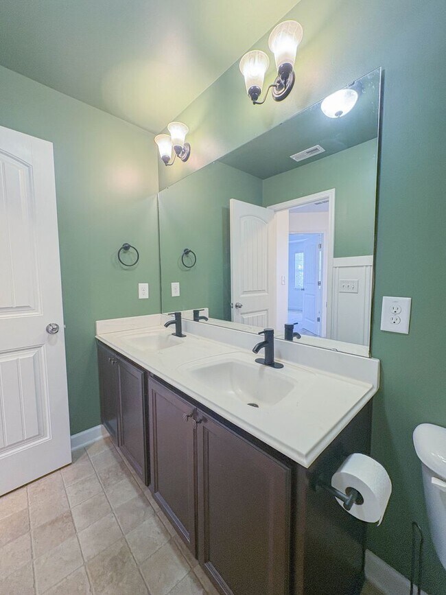 Building Photo - 829 Bellingham Way