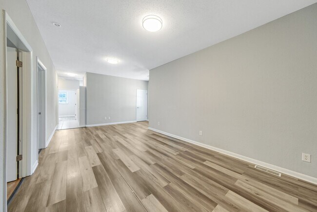 Building Photo - 3 BED, 1.5 BATH DUPLEX IN TUSCOLA