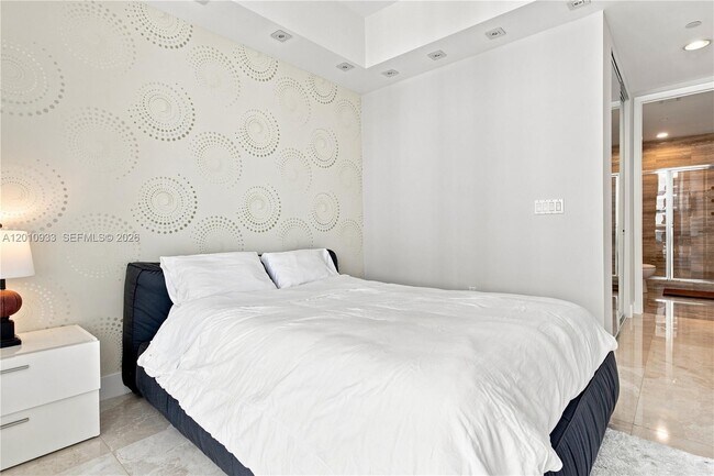 Building Photo - 15811 Collins Ave