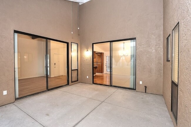 Building Photo - Beautiful corner halfplex available now for rent!