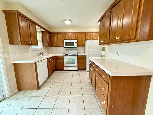 Building Photo - Cute Home w/Great Yard!