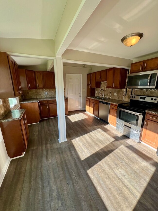 Building Photo - 3 Bedroom 1 Bathroom House for Rent