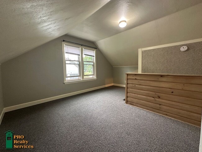 Building Photo - 3 Bedroom Home in St. Paul