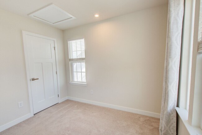 Building Photo - 255 Goldenstar Ln