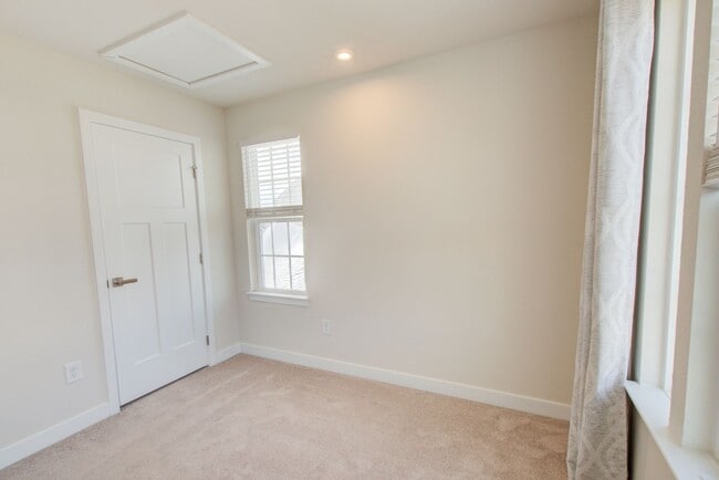 Building Photo - Like New End Unit Townhome, 3 Bed 2.5 Bath