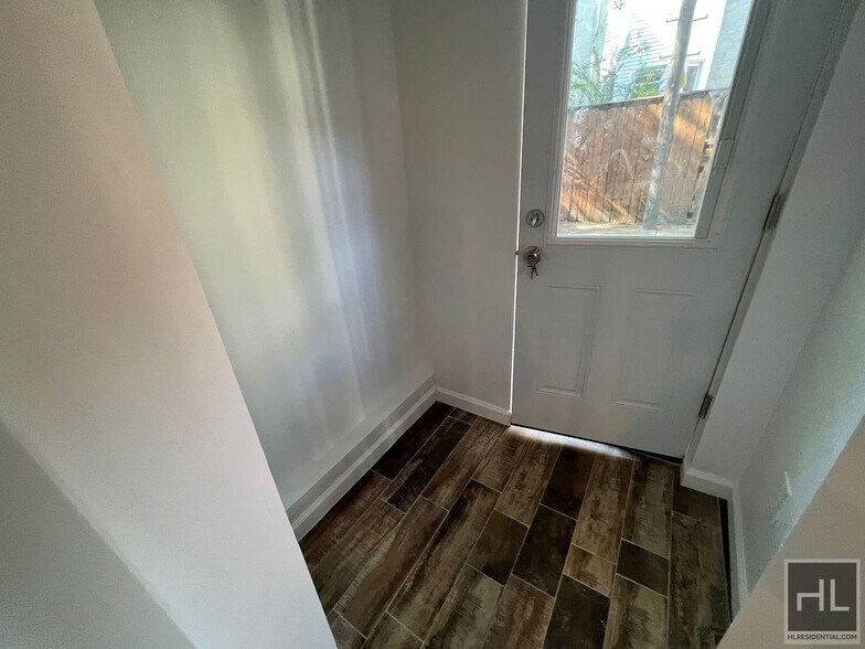 Building Photo - 4BR 2BA Historic Limestone Floor Through G...