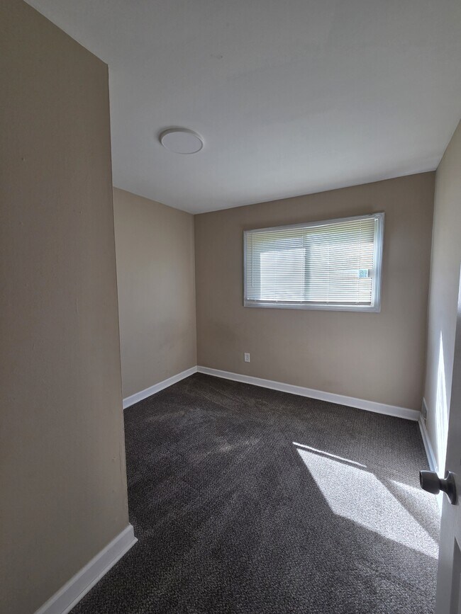 Building Photo - 16136 Log Cabin St
