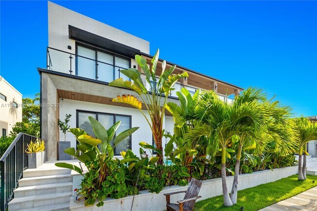 Building Photo - 2050 S Hibiscus Dr