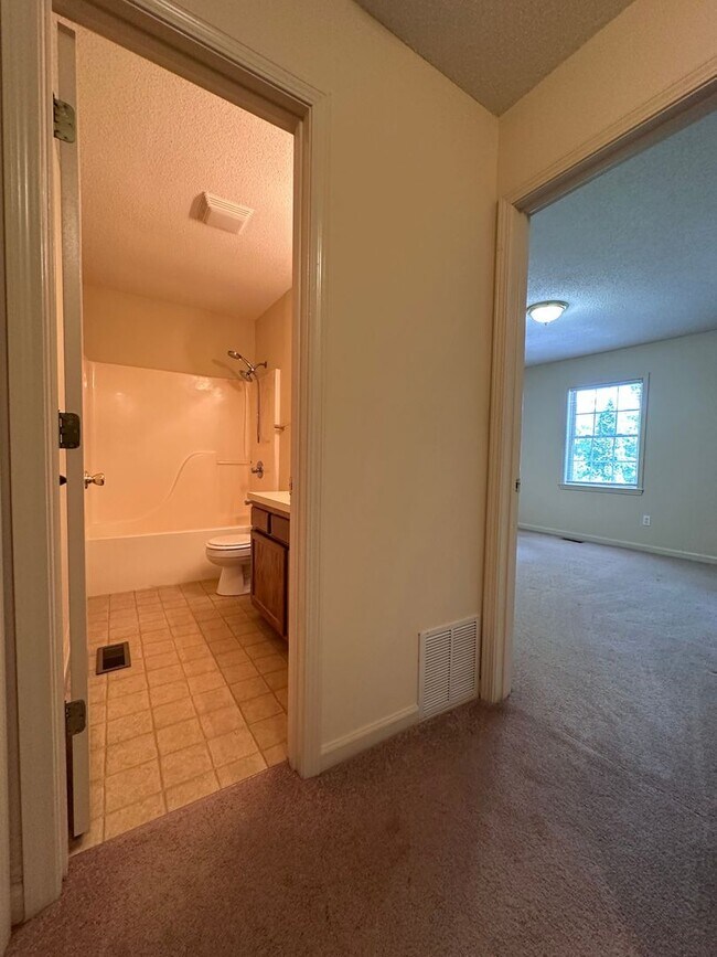 Building Photo - 2 Bed, 1.5 Bath Townhome in Prime Location...