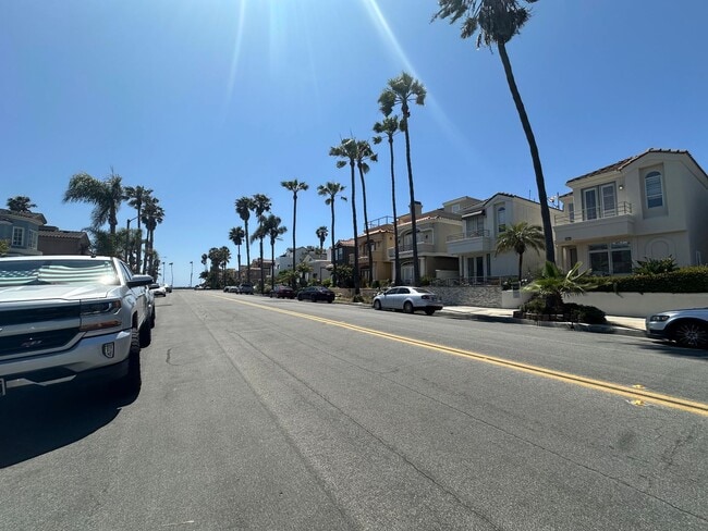 Building Photo - Huntington Beach Home