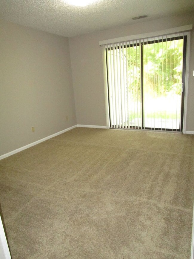 Building Photo - Cute 2 bedroom, 1 bathroom duplex. Close t...