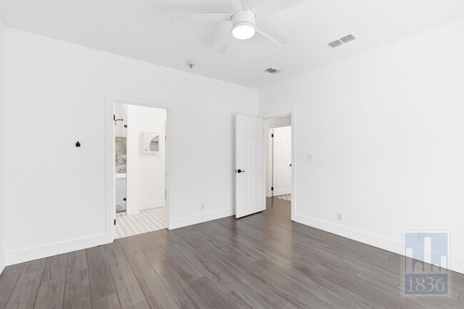 Building Photo - 1116 Lott Ave