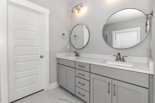 Building Photo - Luxury Craftsman Home in Monrovia Springs