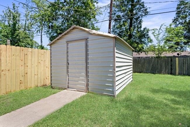Building Photo - 340 Maxwell Dr
