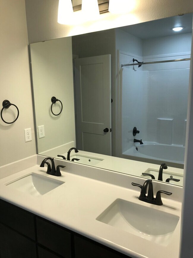 Building Photo - Gorgeous 2 bed/2 bath near Bunny Trail