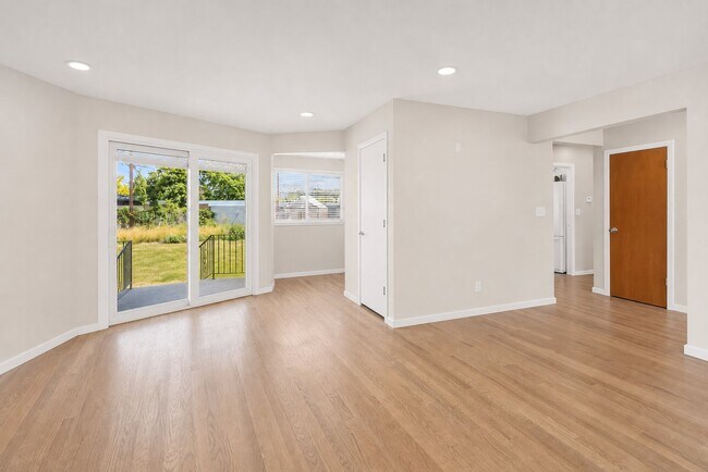 Building Photo - 787 Redmaple Cir