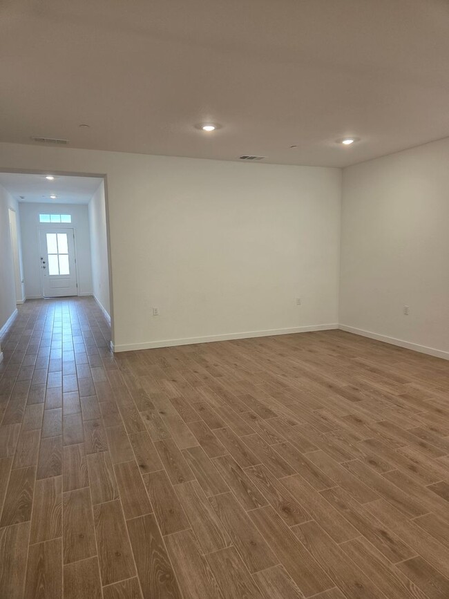 Building Photo - University Dr! Lemoore