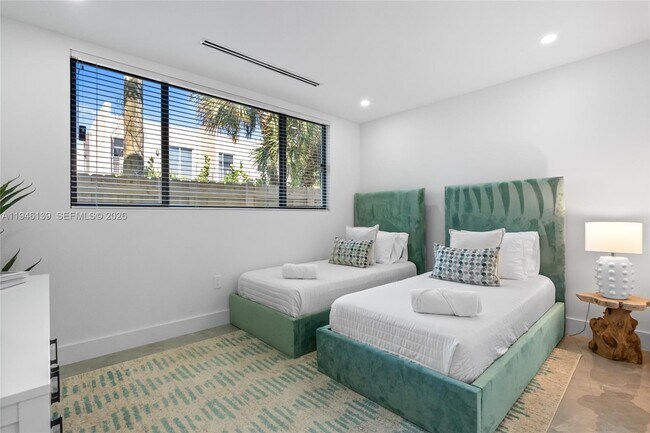 Building Photo - 325 SW 16th St