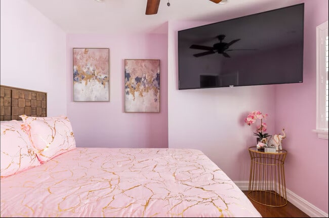 Building Photo - 6016 S Fairfax Ave