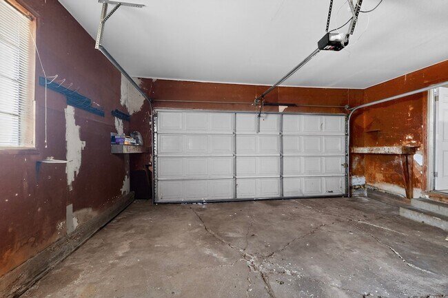 Building Photo - 2104 Hillburn Dr