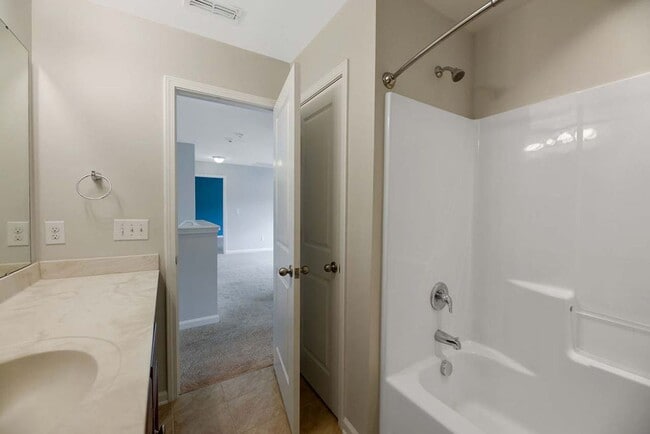 Building Photo - Welcome Home!!! Beautiful 3b 2.5b in Masse...
