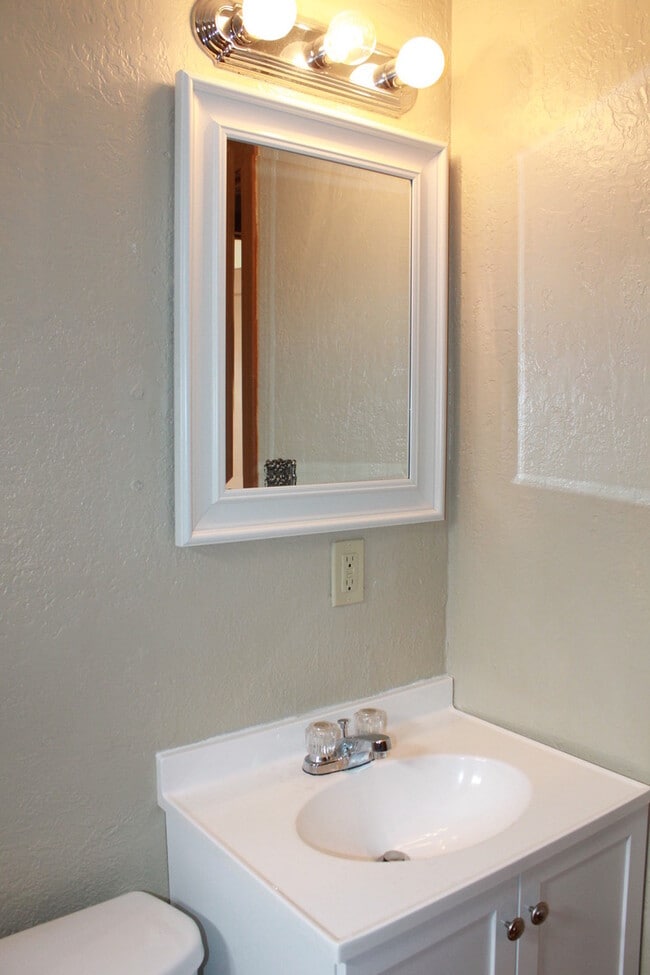 Building Photo - Cute and Affordable 2 beds!