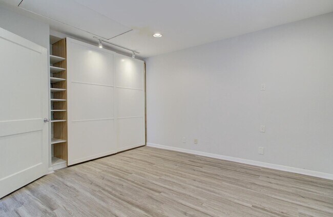 Building Photo - 5704 Darling St