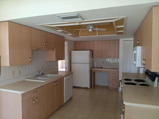 Building Photo - 2 bedroom 2 bathroom Large House for rent ...