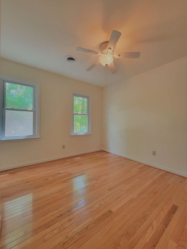 Building Photo - Spacious 3 bedroom 2.5 bath home in South ...