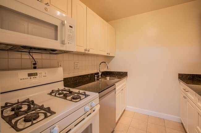 Building Photo - Spacious 1 BR/1BA Condo in Glover Park!