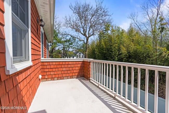 Building Photo - 558 Cedar Ave