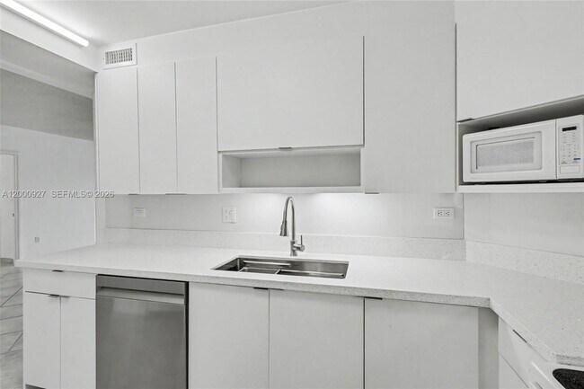 Building Photo - 500 Bayview Dr