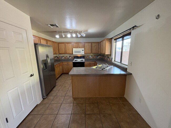 Building Photo - East side beauty 4 bedrooms