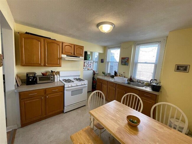 Building Photo - 2 Central St