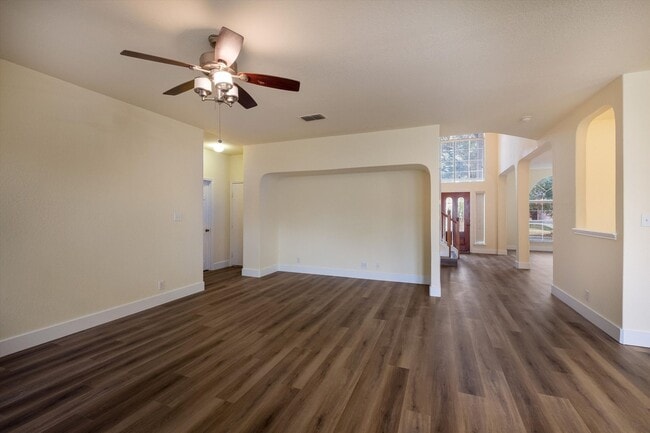 Building Photo - Move-In Ready 5-Bedroom With New Vinyl Floors