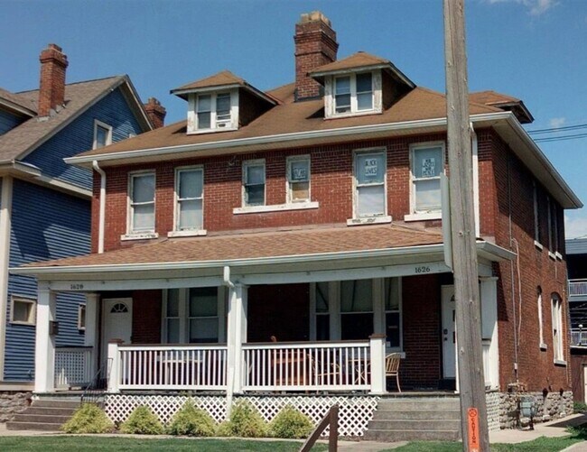Building Photo - 1626 Summit-