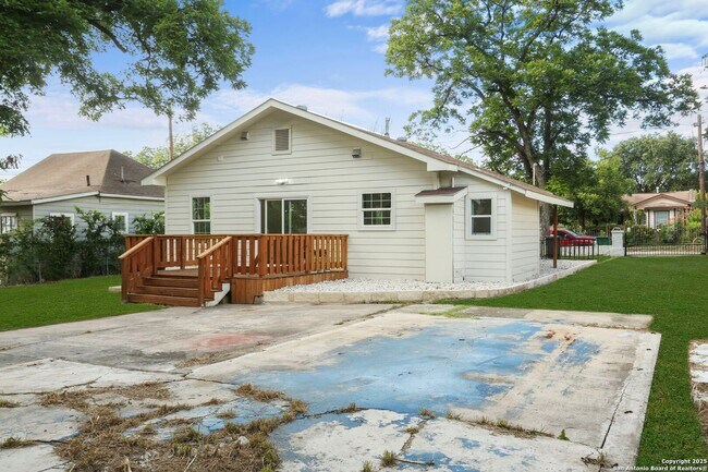Building Photo - 207 Alvarez Pl