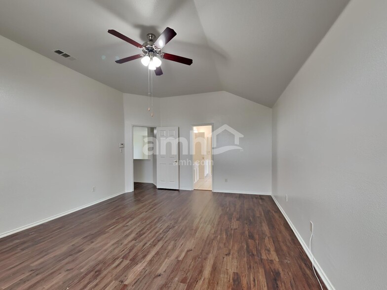 Building Photo - 4724 Ocean Dr