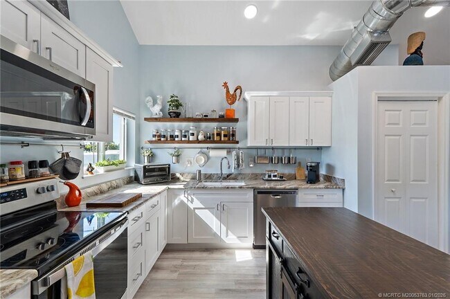 Building Photo - 310 SE Denver Ave