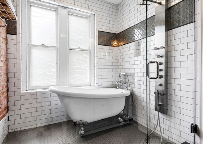 Building Photo - FAN DISTRICT HOME WITH 3 BEDROOMS AND 3 FULL BATHS