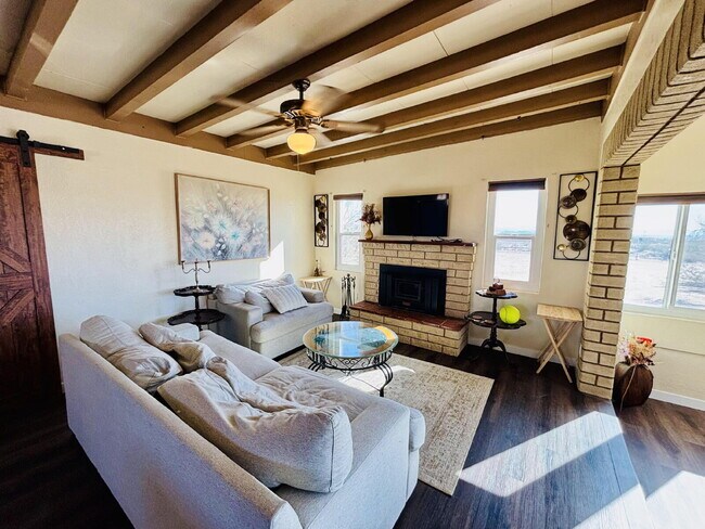 Building Photo - 4 bedrooms, 2 kitchens, 2.5 bathrooms, lau...
