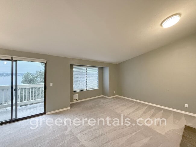 Building Photo - 2BR/1.5BA 3rd Floor Condo Overlooking Sinclair Inlet