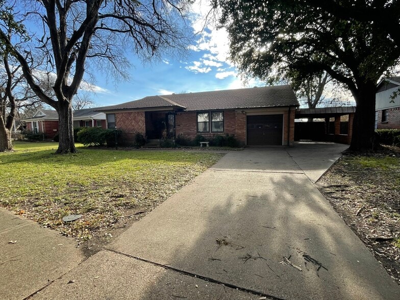 Front of house + huge yard and space for multiple vehicles! - 1848 Swan Dr