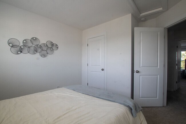 Building Photo - Contemporary 4bd/3.5ba in excellent location