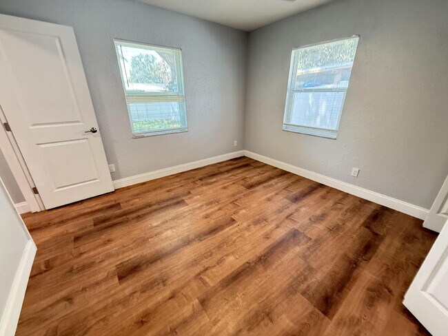 Building Photo - Charming 2-Bed Duplex in Tampa with Modern...