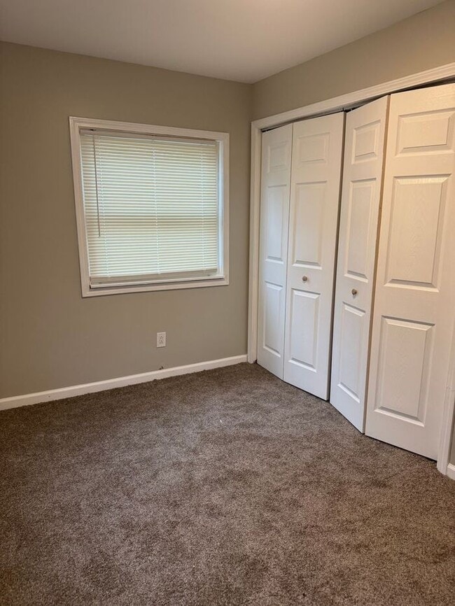 Building Photo - Nice 2 bedroom ranch with lake access
