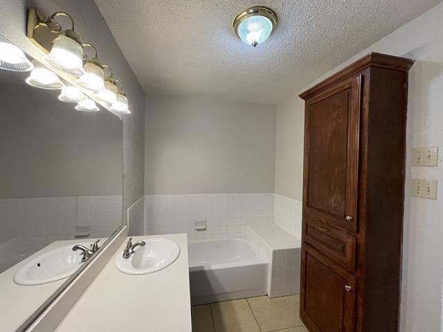 Building Photo - 705 White Oak Ln