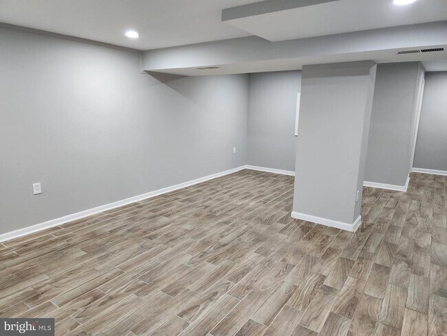 Building Photo - 14477 Village Dr
