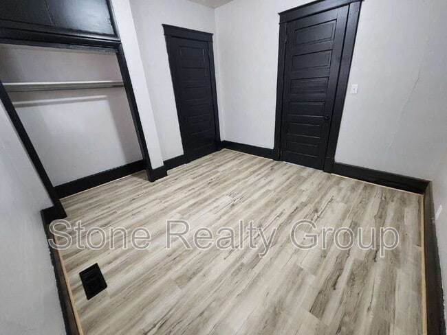 Building Photo - 1527 5th Ave